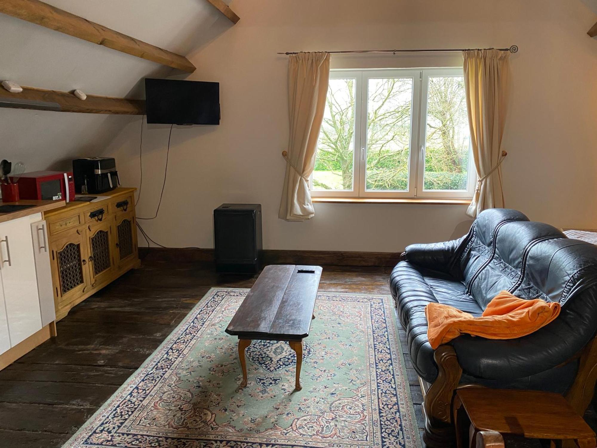Spacious, Rustic Studio Space For 2 Persons Saint-Cyr-du-Bailleul Esterno foto