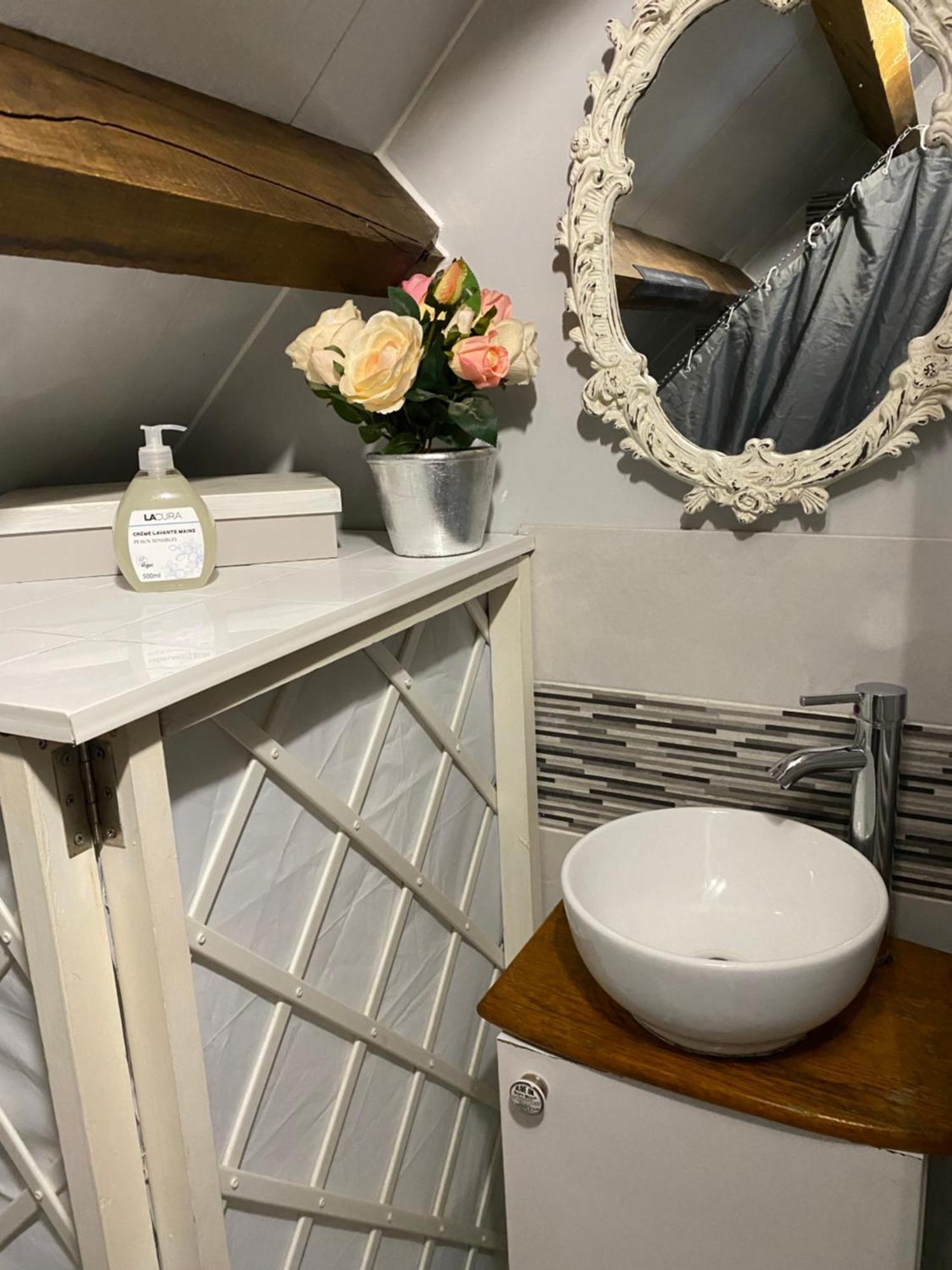 Spacious, Rustic Studio Space For 2 Persons Saint-Cyr-du-Bailleul Esterno foto